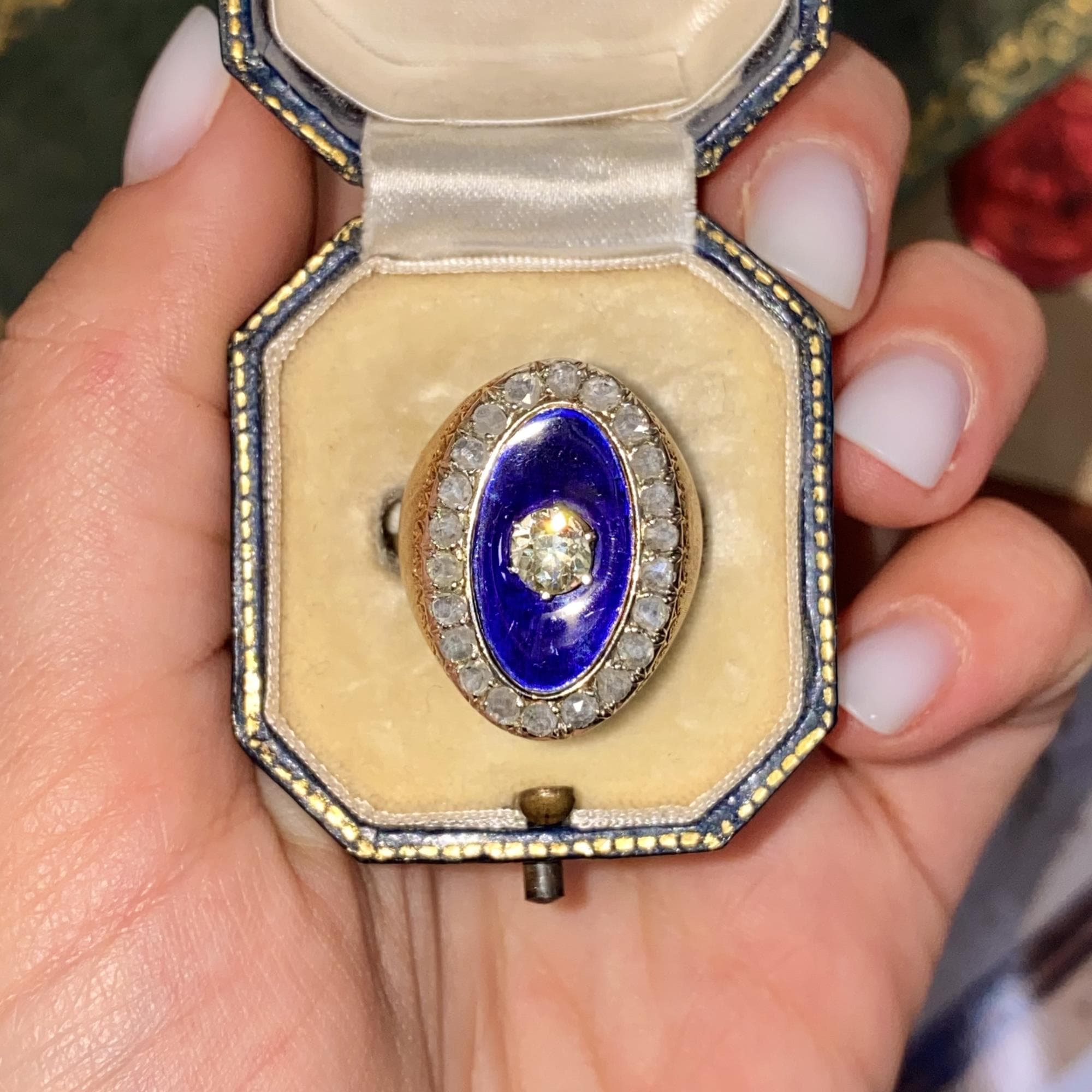 Raro e antico anello in oro 18kt con diamanti taglio antico e smalto blu